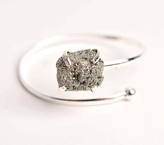 Bratara Metalica Argintie cu Piatra de Pirita, Eleganta si Prosperitate