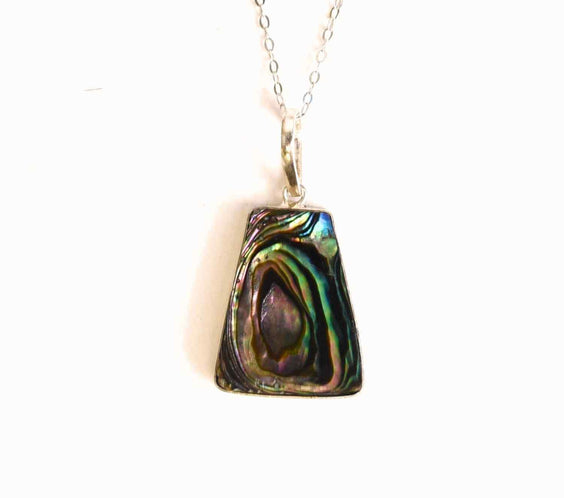 Echilibru si Stralucire Naturala – Colier Rotund cu Scoica Abalone si Argint 925