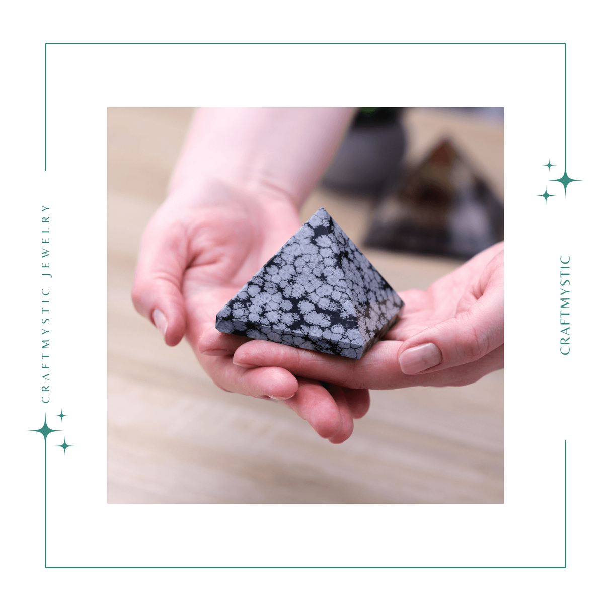 Piramida Sculptata Manual 60mm din Piatra Obsidian Fulg de Nea Natural