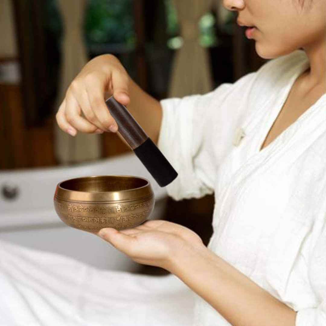 Set bol Tibetan de meditatie 13 cm gravura mantra, batut manual, sunet pentru yoga, vindecare chakre si meditatie Zen, cu ciocan din piele si perna de matase