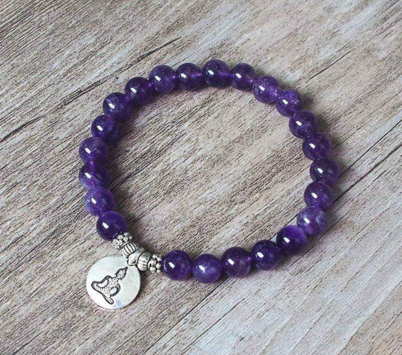 Bratara zen cu cristale semipretioase din ametist 8 mm si pandantiv argintiu gravat cu Buddha Feng shui pentru meditatie, liniste, echilibru