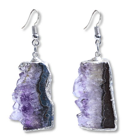 Descopera acum cum acesti cercei unici cu Ametist druzy pot aduce calm si echilibru spiritual in viata ta.  Cadoul Perfect pentru Cei Dragi: Acești cercei eleganți cu piatră naturală de Ametist druzy în formă neregulată sunt cadoul ideal pentru persoanele care apreciază bijuteriile unice și pline de semnificație. Sunt potriviți pentru aniversări, sărbători sau orice ocazie specială, oferind un simbol al păcii și echilibrului interior.  Beneficiile Ametistului: Ametistul druzy este cunoscut pentru capacitate