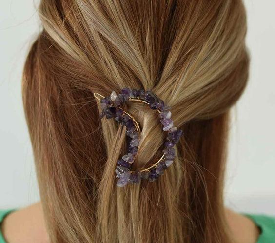 Cleme de par in forma de semiluna cu piatra naturala semipretioasa Ametist pentru un look chic si vibratii pozitive