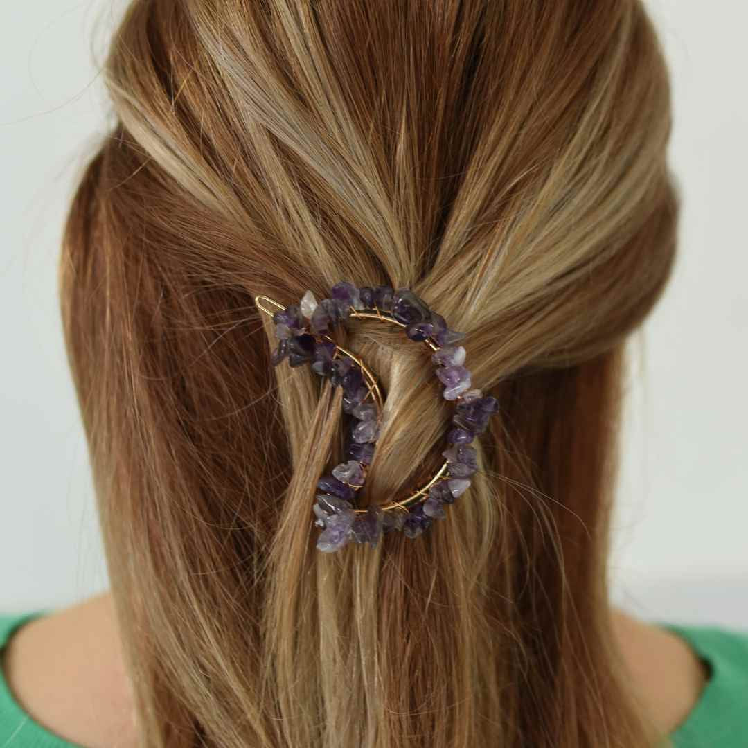 Cleme de par in forma de semiluna cu piatra naturala semipretioasa Ametist pentru un look chic si vibratii pozitive