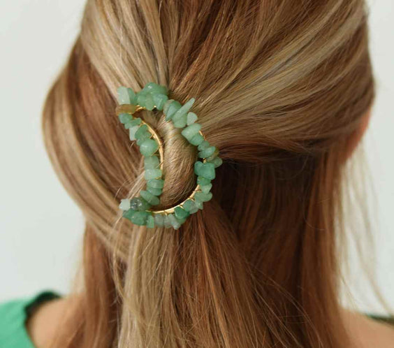 Cleme de par in forma de semiluna cu piatra naturala semipretioasa Ametist pentru un look chic si vibratii pozitive