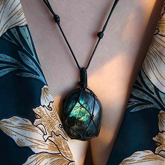 Colier cu cristal Labradorit in forma ovala, infasurat intr-o plasa de franghie neagra – o piatra semipretioasa pentru meditatie, intuitie, imaginatie