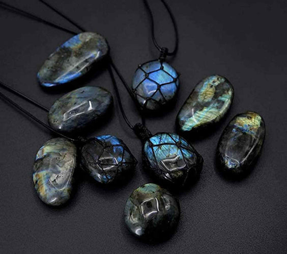 Colier cu cristal Labradorit in forma ovala, infasurat intr-o plasa de franghie neagra – o piatra semipretioasa pentru meditatie, intuitie, imaginatie