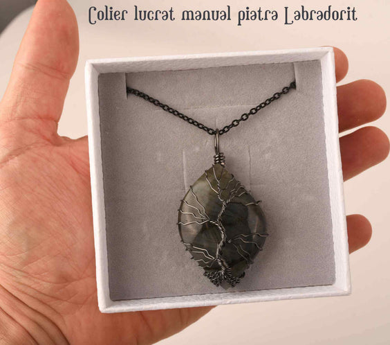 Colier cu pandantiv din labradorit natural pentru barbati si femei - Cristal neregulat lucrat manual, invelit cu sarma model arborele vietii - O piatra semipretioasa pentru meditatie, intuitie, imagin