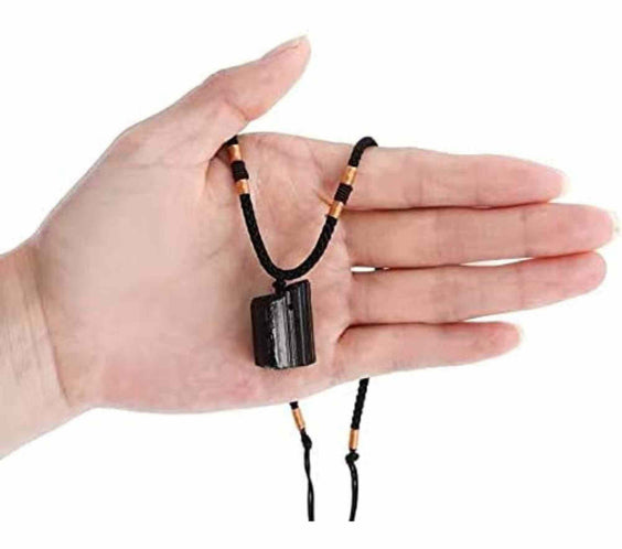 Colier cu cristal Turmalina Neagra– o piatra semipretioasa excelenta pentru meditatie, trezirea spiritualitatii si a abilitatilor interioare care creste si pozitivitatea mentala
