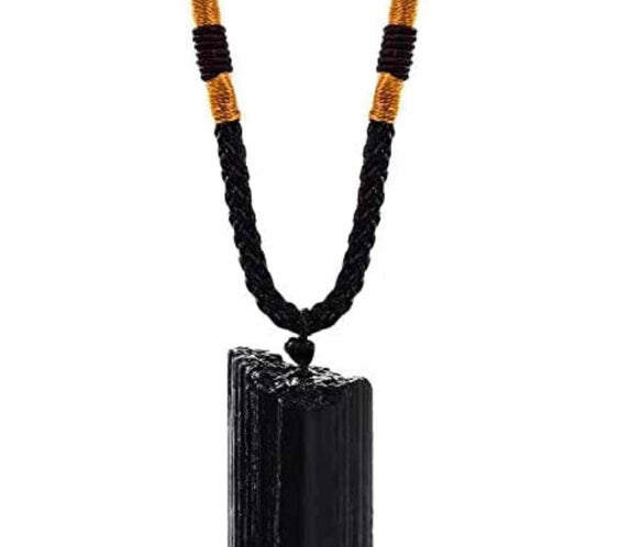 Colier cu cristal Turmalina Neagra– o piatra semipretioasa excelenta pentru meditatie, trezirea spiritualitatii si a abilitatilor interioare care creste si pozitivitatea mentala