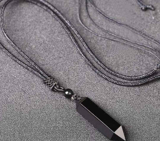 Colier cu cristal vindecator Obsidian Negru, in forma hexagonala cu dublu varf si franghie neagra ajustabila – pentru protectie, stabilitate si armonie