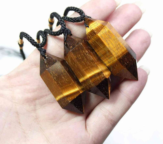 Colier cu cristal vindecator Ochi de Tigru, in forma hexagonala cu dublu varf – pentru protectie, vointa si noroc.