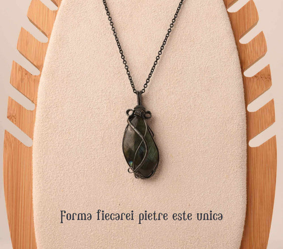 Colier cu pandantiv din labradorit natural pentru barbati si femei - Cristal neregulat lucrat manual, invelit cu sarma model neregulat - O piatra semipretioasa pentru meditatie, intuitie, imagin