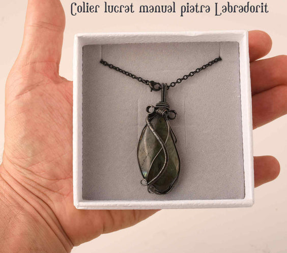Colier cu pandantiv din labradorit natural pentru barbati si femei - Cristal neregulat lucrat manual, invelit cu sarma model neregulat - O piatra semipretioasa pentru meditatie, intuitie, imagin