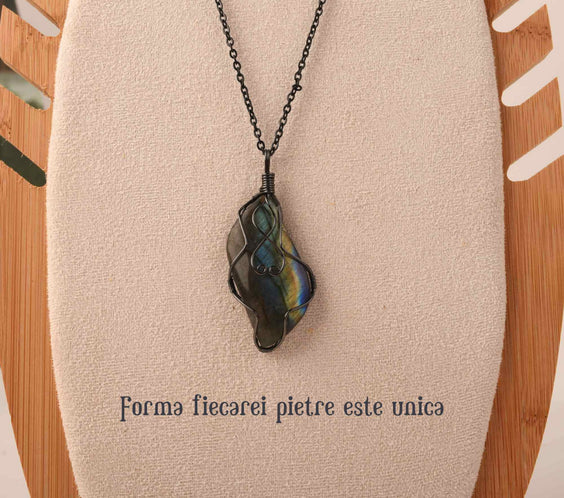 Colier cu pandantiv din labradorit natural pentru barbati si femei - Cristal neregulat lucrat manual, invelit cu sarma in model neregulat - O piatra semipretioasa pentru meditatie, intuitie si imagina