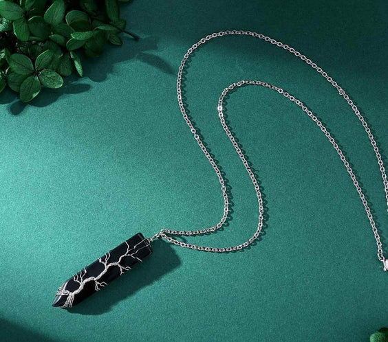 Colier cu pandantiv hexagonal din cristal obsidian - Realizat manual, infasurat intr-o sarma de cupru argintie, dandu-i o forma perfecta