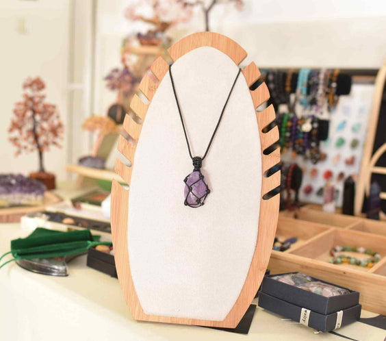 Colier cu Pandantiv din Ametist 3-4 cm Slefuit pentru Vindecare, in Sfoara Impletita, Bijuterie de Meditatie si Yoga pentru Femei