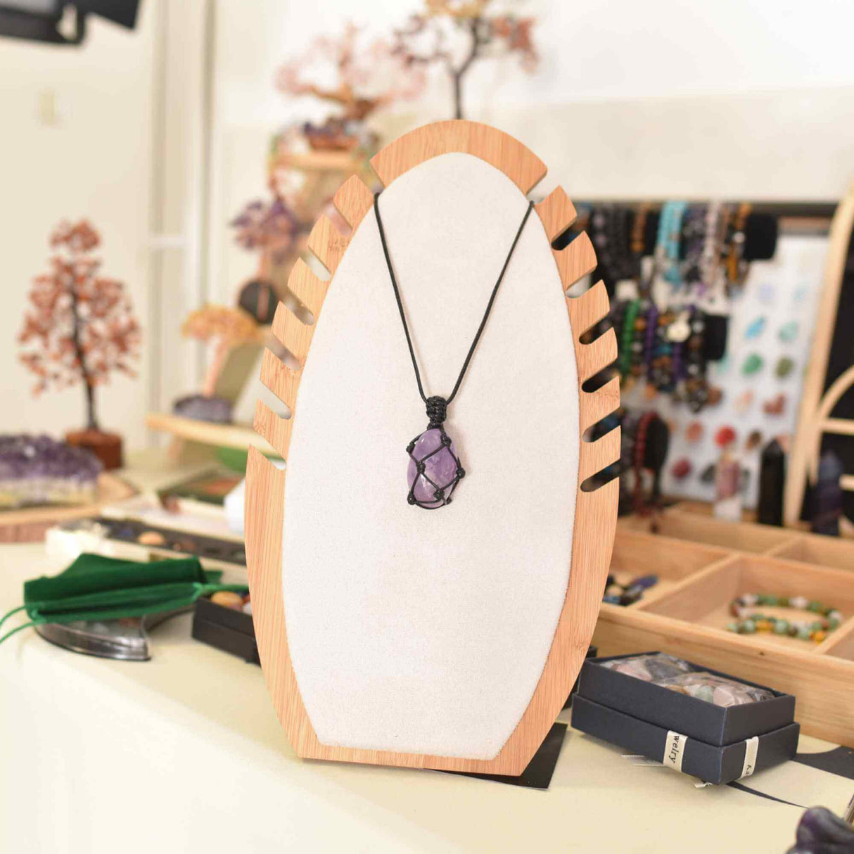 Colier cu Pandantiv din Ametist 3-4 cm Slefuit pentru Vindecare, in Sfoara Impletita, Bijuterie de Meditatie si Yoga pentru Femei