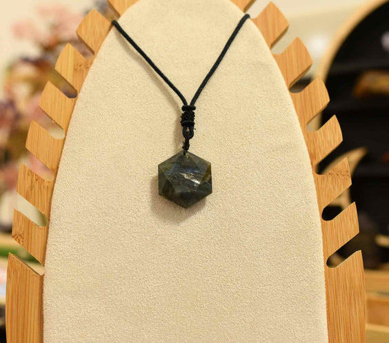 Colier Amuleta cu Hexagrama din Labradorit Natural - Dezvaluie-ti Puterile Magice