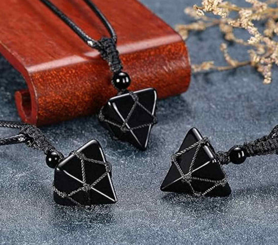 Colier Terapeutic din Obsidian sub Forma de Piramida