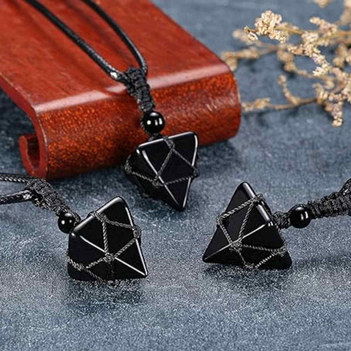 Colier Terapeutic din Obsidian sub Forma de Piramida