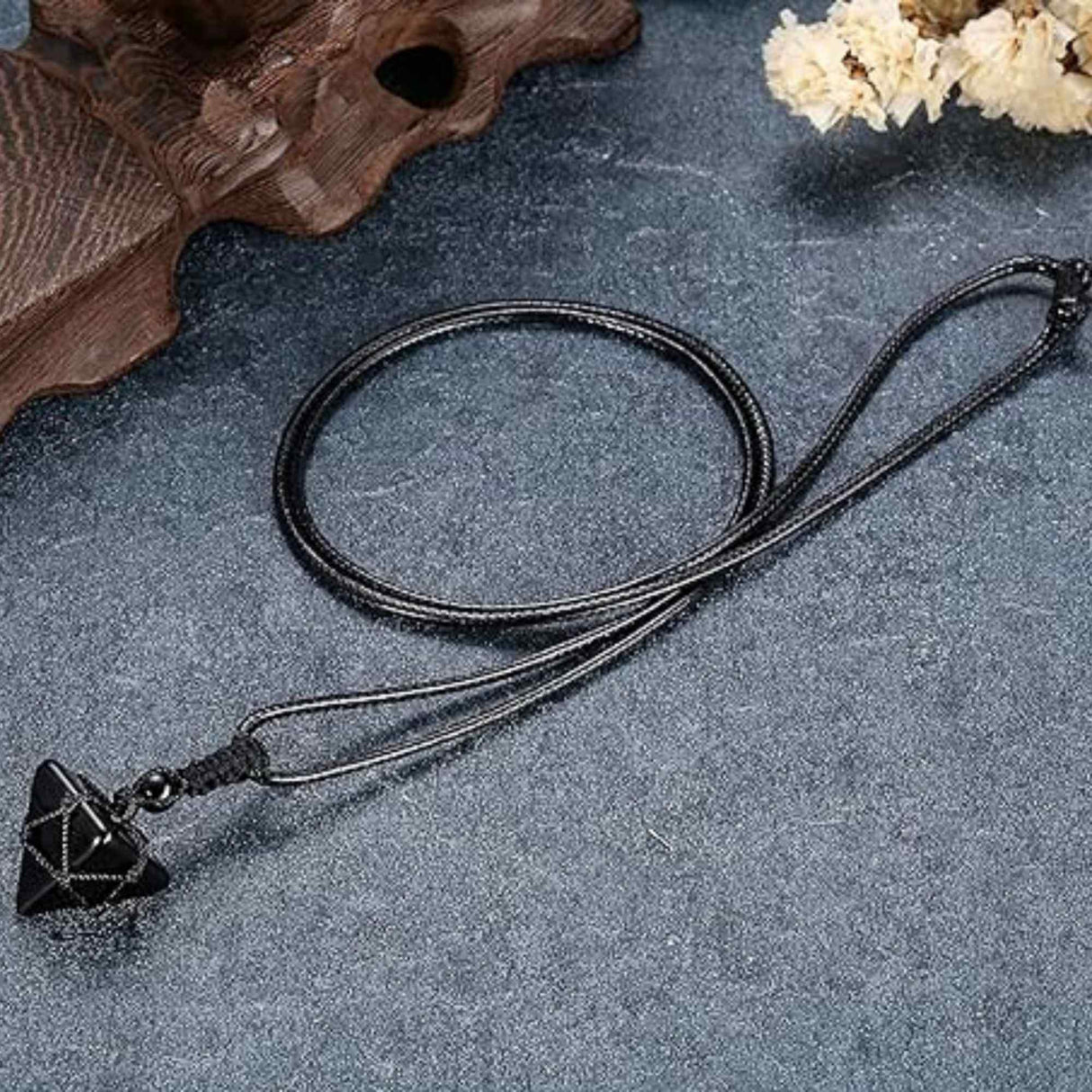 Colier Terapeutic din Obsidian sub Forma de Piramida
