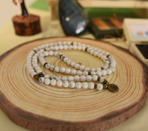 Colier-Bratara Mala din Turcoaz Alb cu 108 Margele - Eleganta si Spiritualitate intr-un Singur Accesoriu