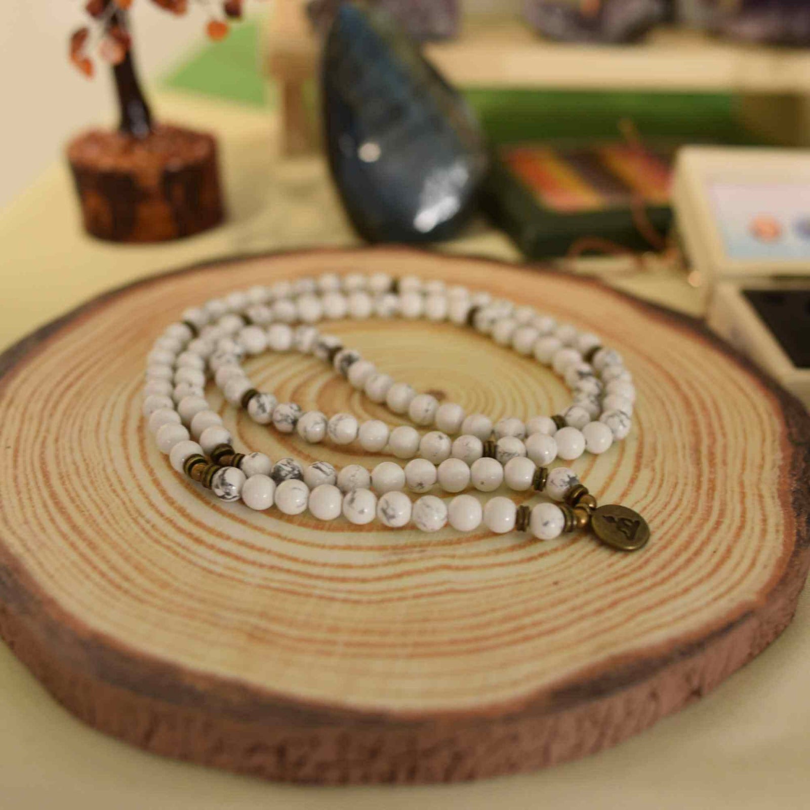 Colier-Bratara Mala din Turcoaz Alb cu 108 Margele - Eleganta si Spiritualitate intr-un Singur Accesoriu