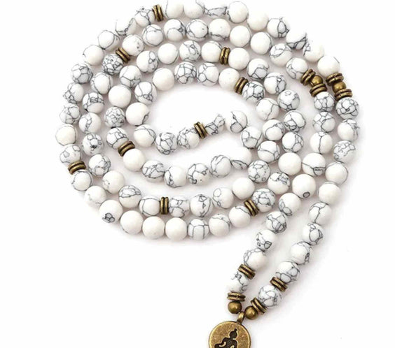 Colier-Bratara Mala din Turcoaz Alb cu 108 Margele - Eleganta si Spiritualitate intr-un Singur Accesoriu