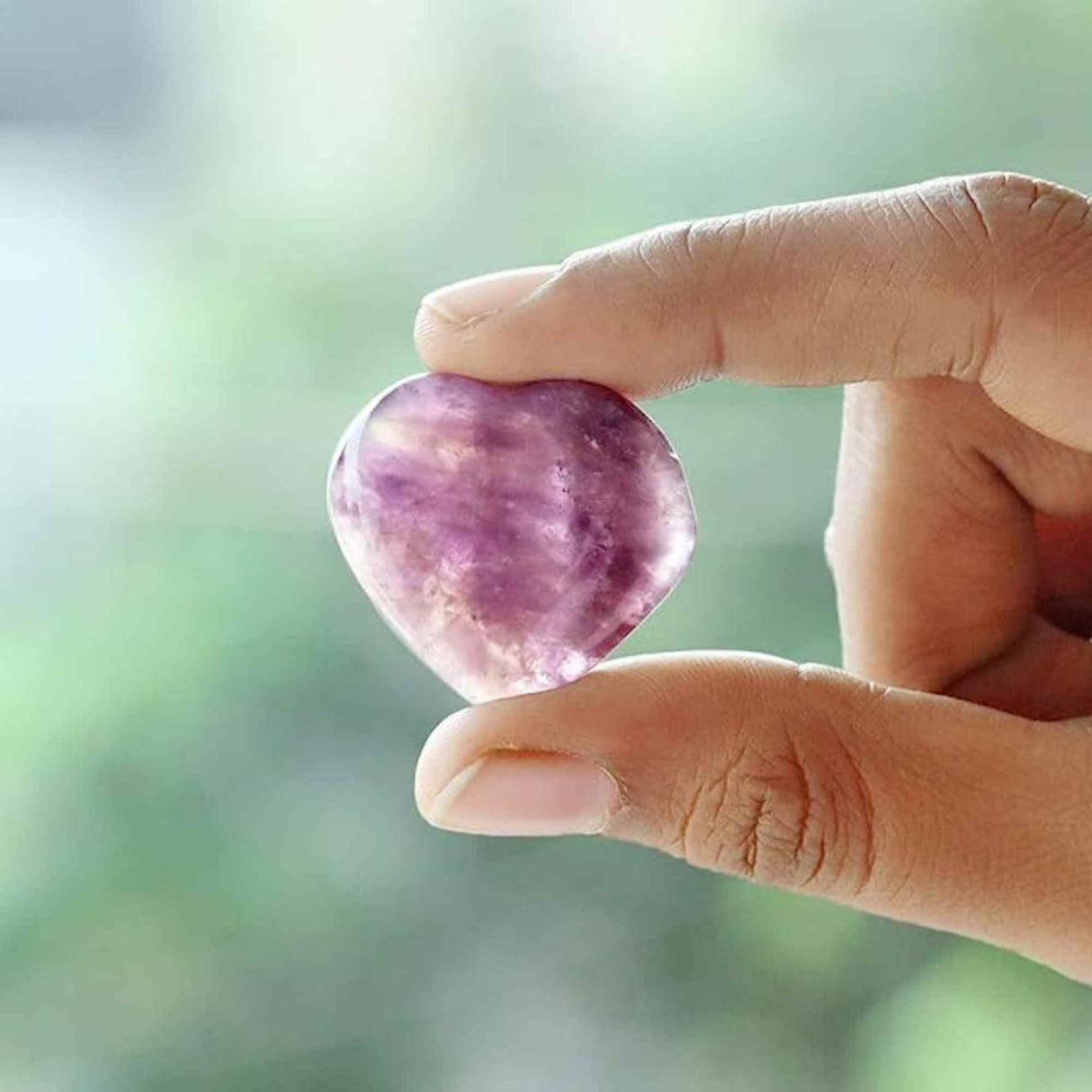Inimioara din cristal Ametist 3 cm si saculet satin inclus - Terapie, meditatie Reiki, Mini cristale de buzunar