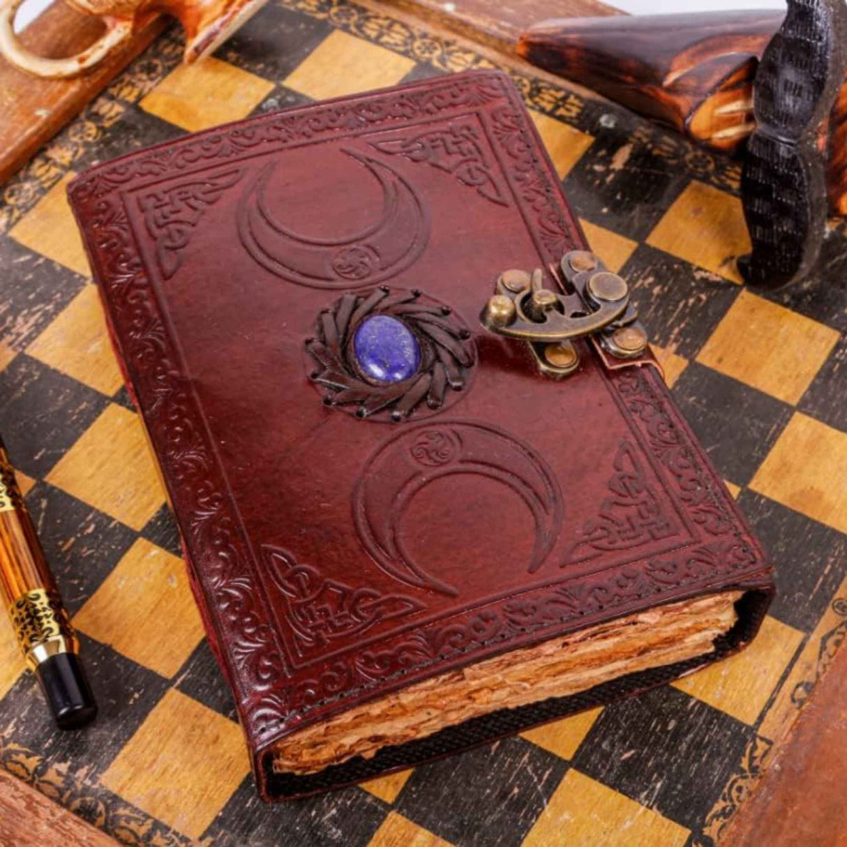 Jurnal din Piele design cu Tripla Luna si piatra semipretioasa Lapis Lazuli - Hartie Vintage tip pergament Ideal pentru Schite si Notite, 20 x 15 cm cm