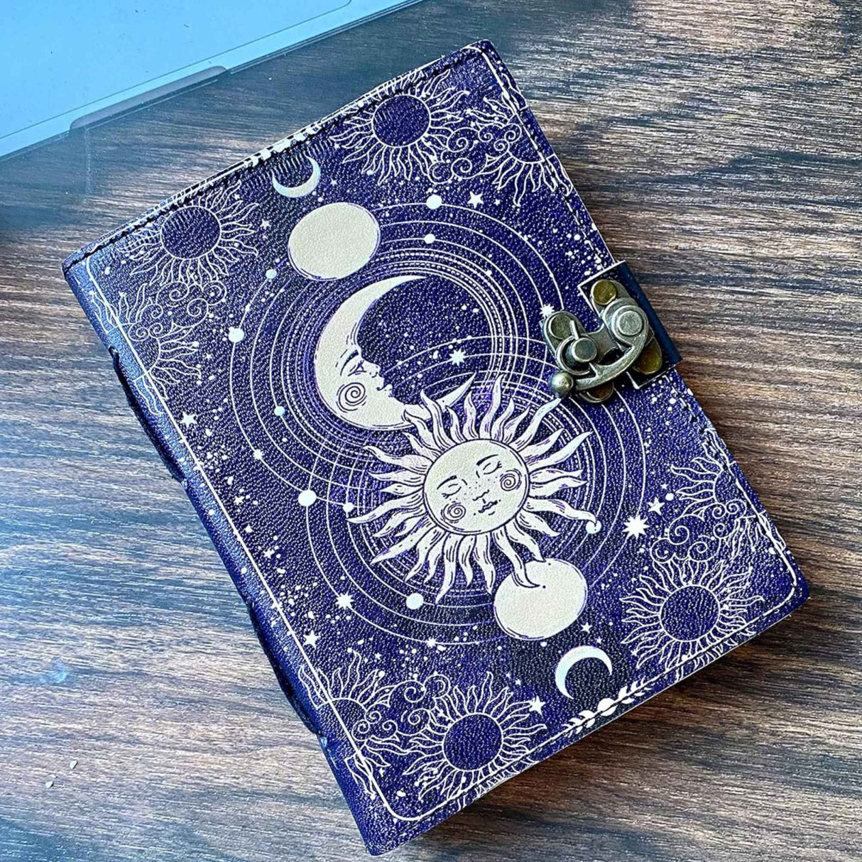Jurnal Vintage din Piele cu Design Soare si Luna - Manual, cu Pagini de Hartie tip pergament 190-200 Pagini