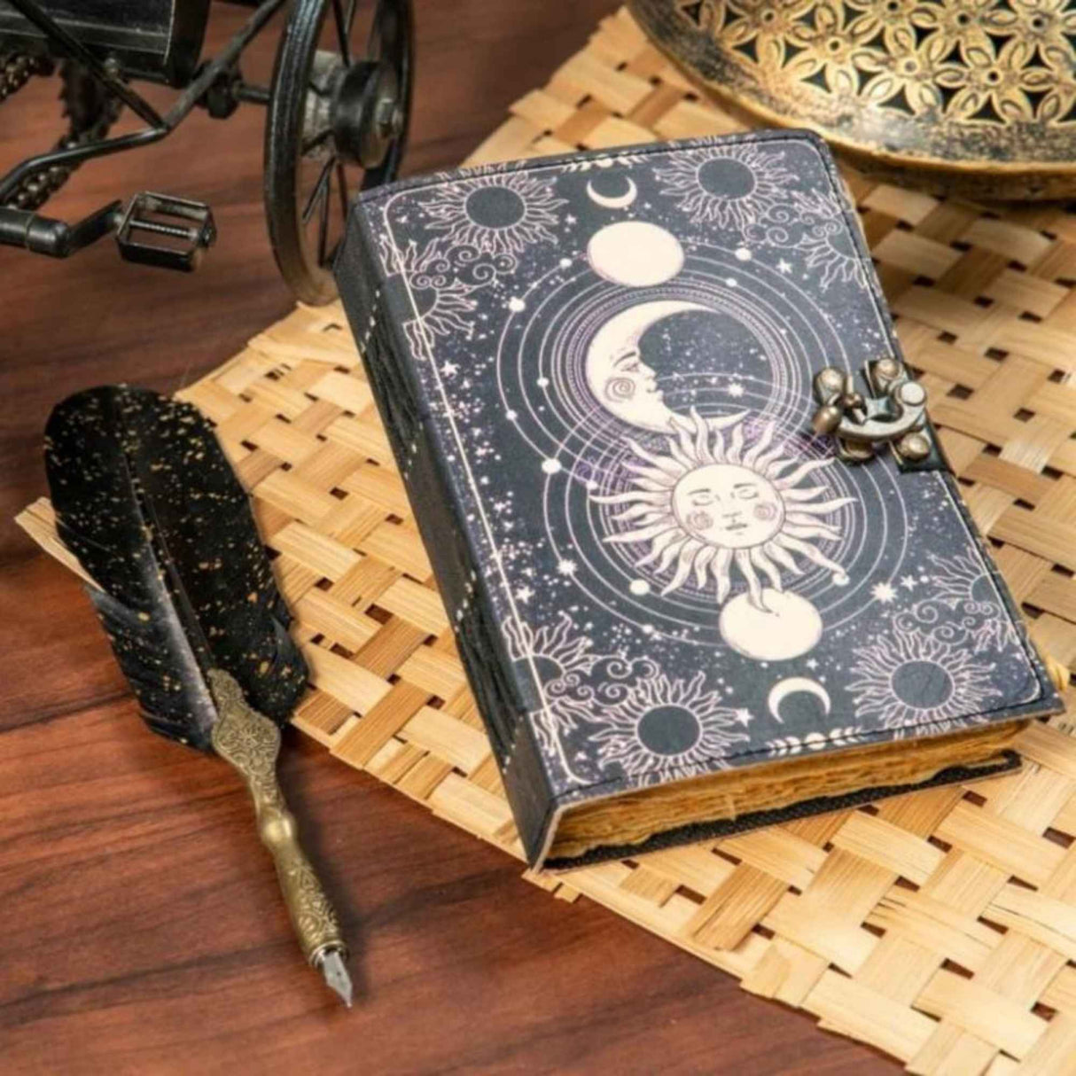 Jurnal Vintage din Piele cu Design Soare si Luna - Manual, cu Pagini de Hartie tip pergament 190-200 Pagini