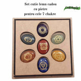 Set Complet cu 7 Pietre Chakra in Forma Ovala, Gravate cu Simboluri Reiki si Pastrate in Cutie din Lemn Natural - Cristale Terapeutice pentru Protectie, Meditatie si Energie Pozitiva