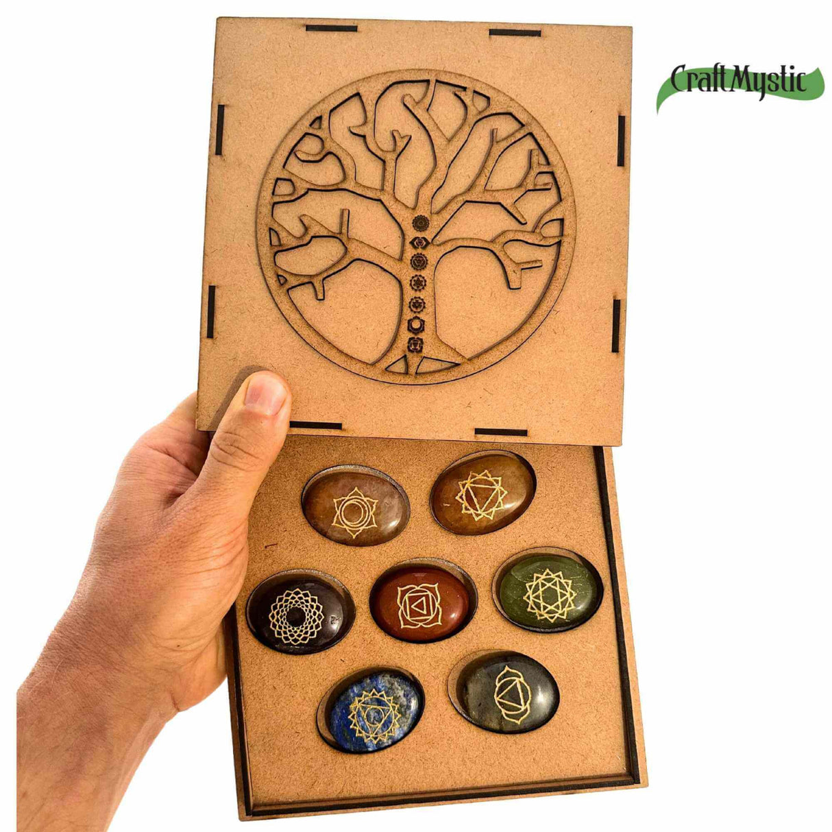Set Complet cu 7 Pietre Chakra in Forma Ovala, Gravate cu Simboluri Reiki si Pastrate in Cutie din Lemn Natural - Cristale Terapeutice pentru Protectie, Meditatie si Energie Pozitiva