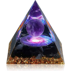 Piramida Orgonica cu cristale vindecatoare de Ametist, Obsidian, foita aurie, rasina naturala si sfera din cristal ametist 8 cm – pentru energie pozitiva si reducerea stresului