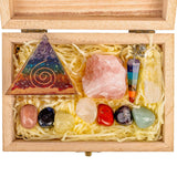 Set Cristale si Pietre Naturale Vindecatoare Chakra in cutie de lemn- 11 piese pentru meditatie, spiritualitate, echilibrarea chakrelor – Piramidă de orgon chakra , pendul chakra, cuart roz neslefuit, varf de cristal transparent, 7 pietre slefuite + Brosura cu Proprietatile Cristalelor.