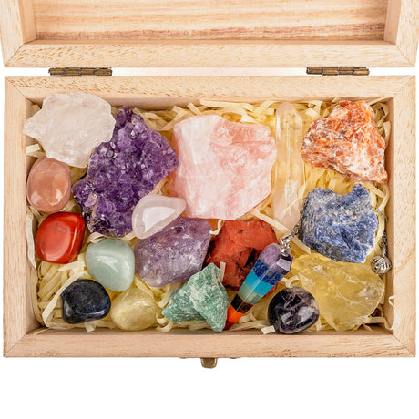 Set cristale si pietre naturale vindecatoare chakra in cutie de lemn- 18 piese pentru meditatie, spiritualitate, echilibrarea chakrelor – pendul chakra, ametist, cuart roz neslefuit, varf de cristal transparent, 7 pietre slefuite, 7 pietre neslefuite + brosura cu proprietatile cristalelor