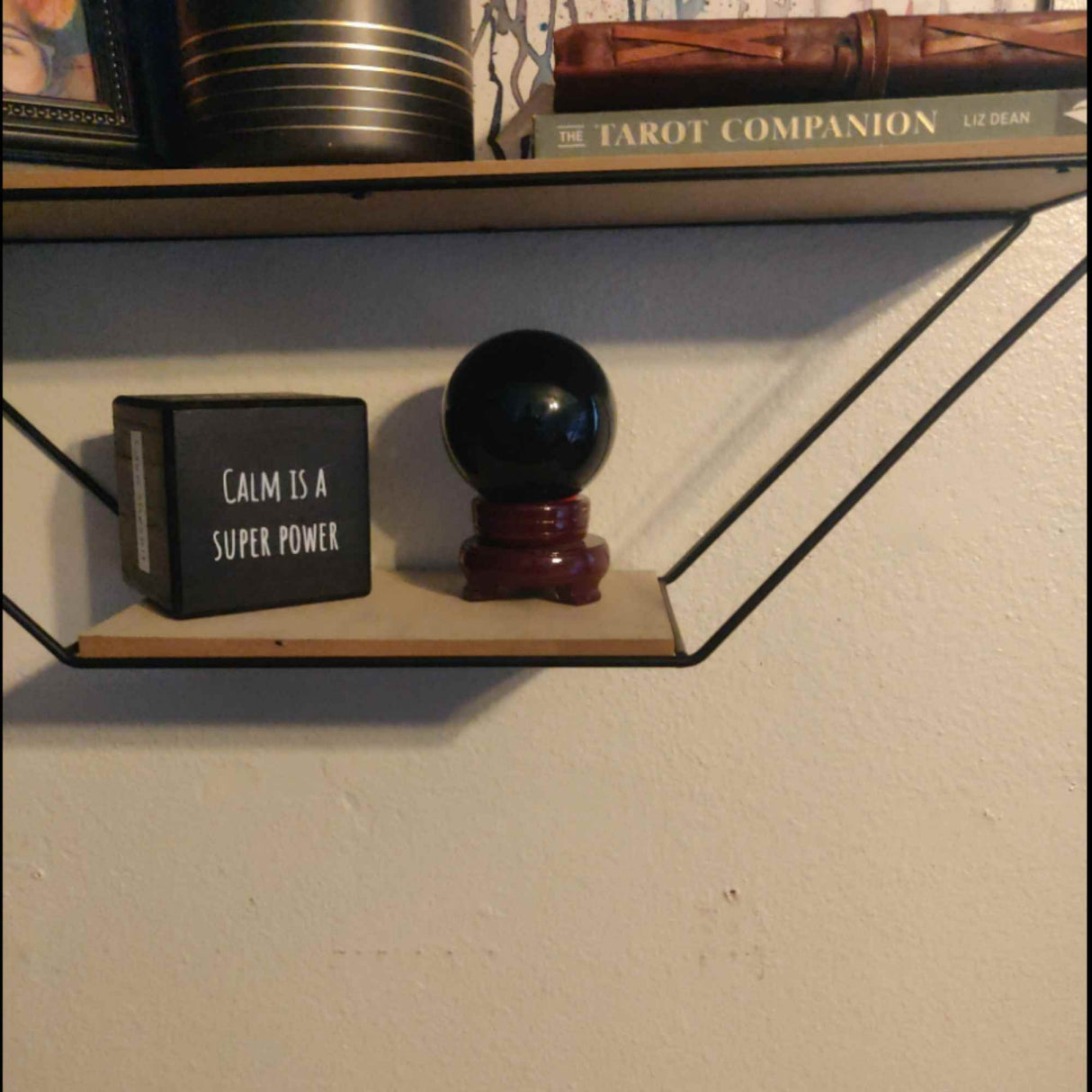 Sfera obsidian negru 80 mm, minge de cristal decorativa, cu suport de lemn -  Pentru decor, meditație, vindecare