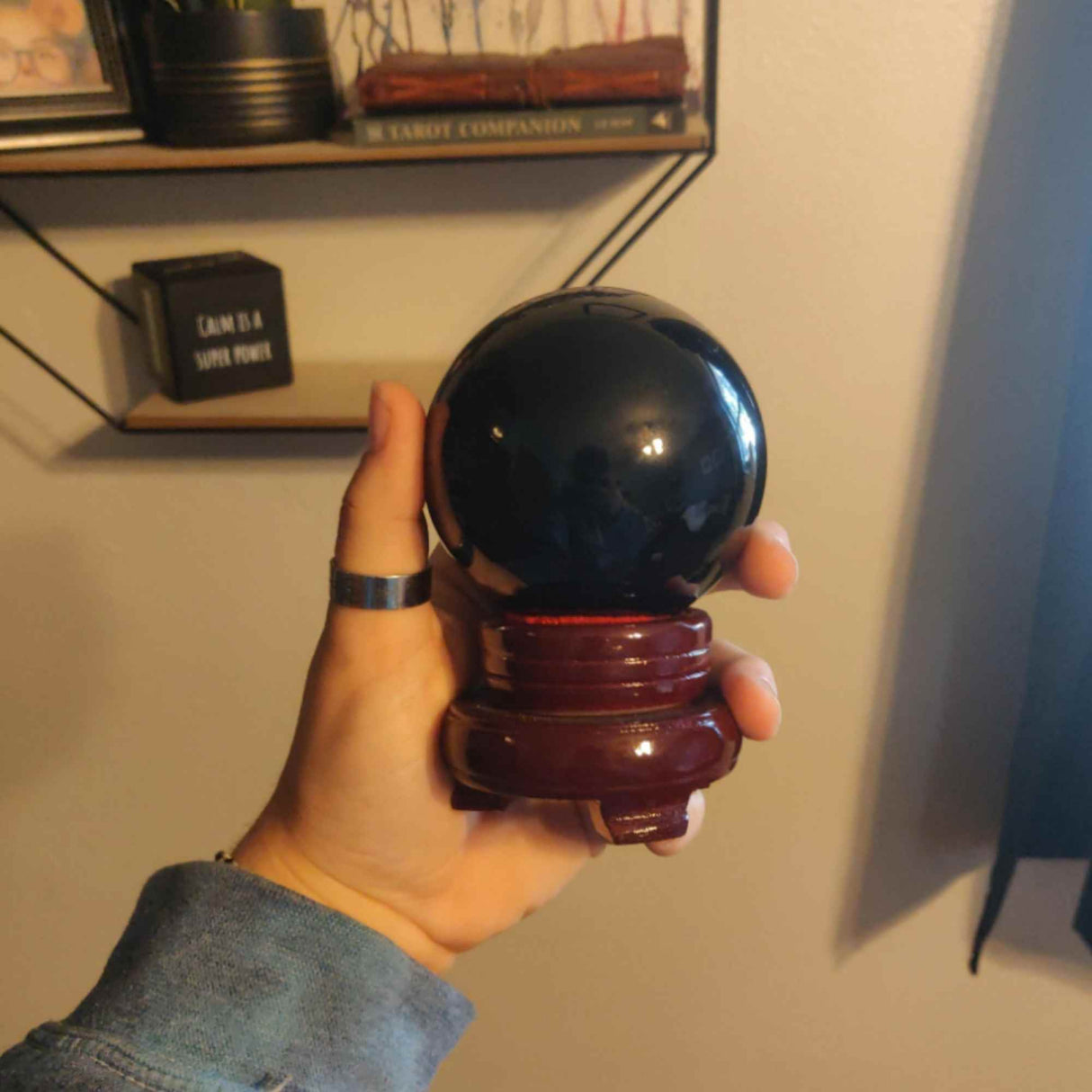 Sfera obsidian negru 80 mm, minge de cristal decorativa, cu suport de lemn -  Pentru decor, meditație, vindecare