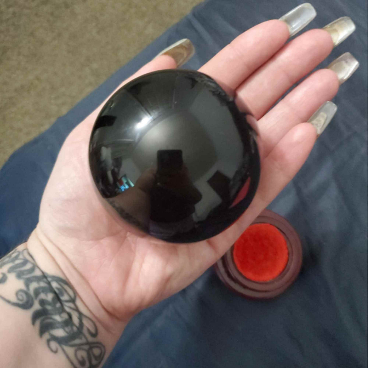 Sfera obsidian negru 80 mm, minge de cristal decorativa, cu suport de lemn -  Pentru decor, meditație, vindecare