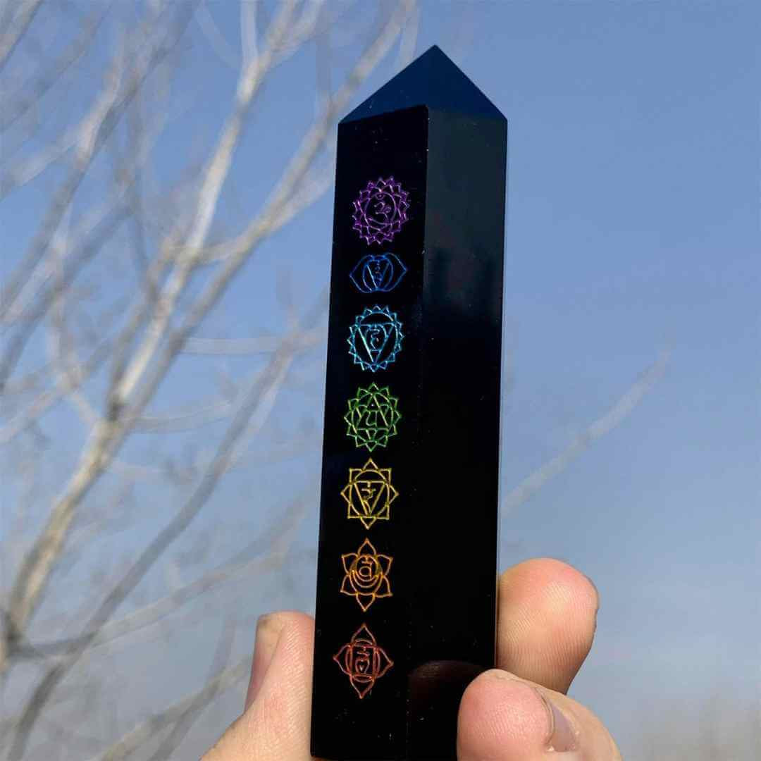 Turn de cristal din Obsidian Negru 9-10 cm cu cele 7 Chakre - Baghetă hexagonală pentru vindecare, reiki și decor pentru casă și birou