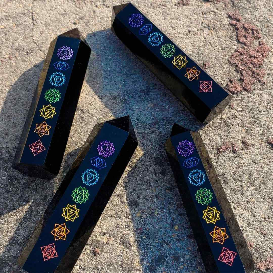 Turn de cristal din Obsidian Negru 9-10 cm cu cele 7 Chakre - Baghetă hexagonală pentru vindecare, reiki și decor pentru casă și birou
