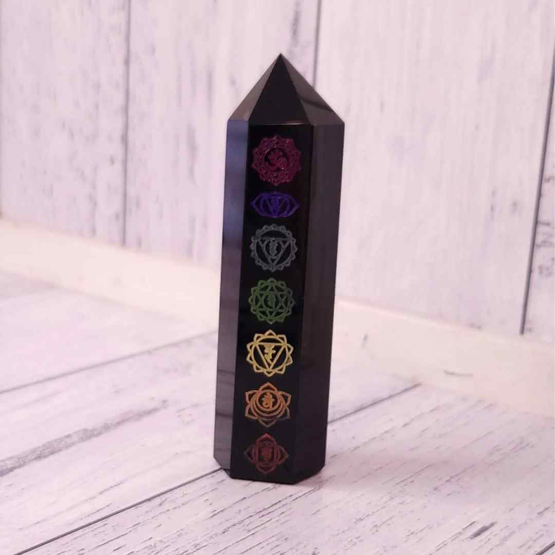 Turn de cristal din Obsidian Negru 9-10 cm cu cele 7 Chakre - Baghetă hexagonală pentru vindecare, reiki și decor pentru casă și birou
