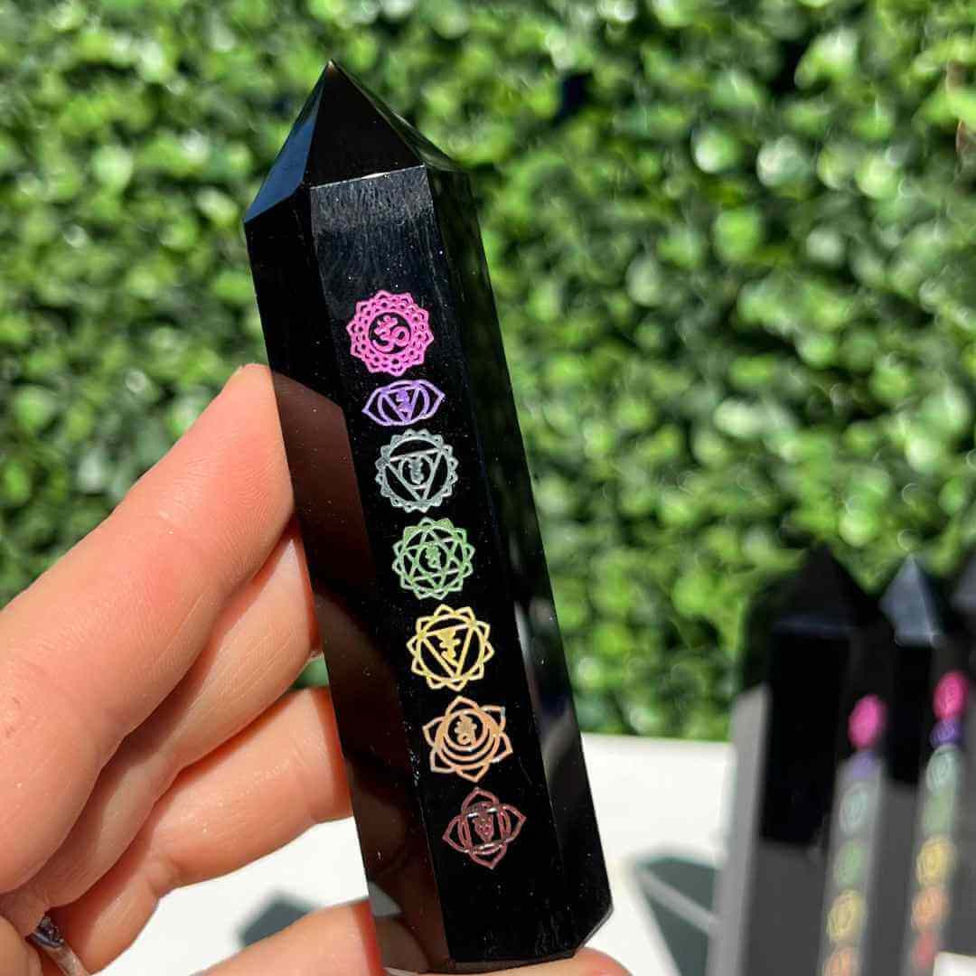 Turn de cristal din Obsidian Negru 9-10 cm cu cele 7 Chakre - Baghetă hexagonală pentru vindecare, reiki și decor pentru casă și birou
