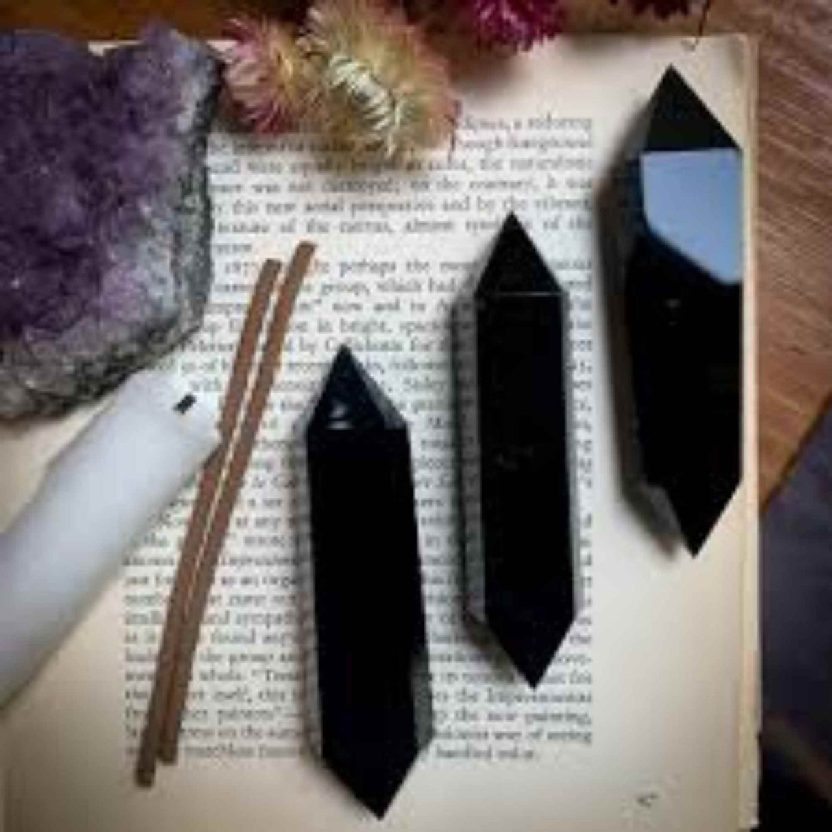 Turn Hexagonal Dublu Varf din Obsidian Negru inaltime de 7-9 cm - cristal de protectie puternic, care actioneaza ca un scut impotriva negativitatii si a stresului