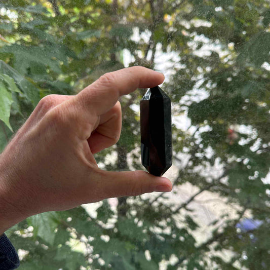 Turn Hexagonal Dublu Varf din Obsidian Negru inaltime de 7-9 cm - cristal de protectie puternic, care actioneaza ca un scut impotriva negativitatii si a stresului